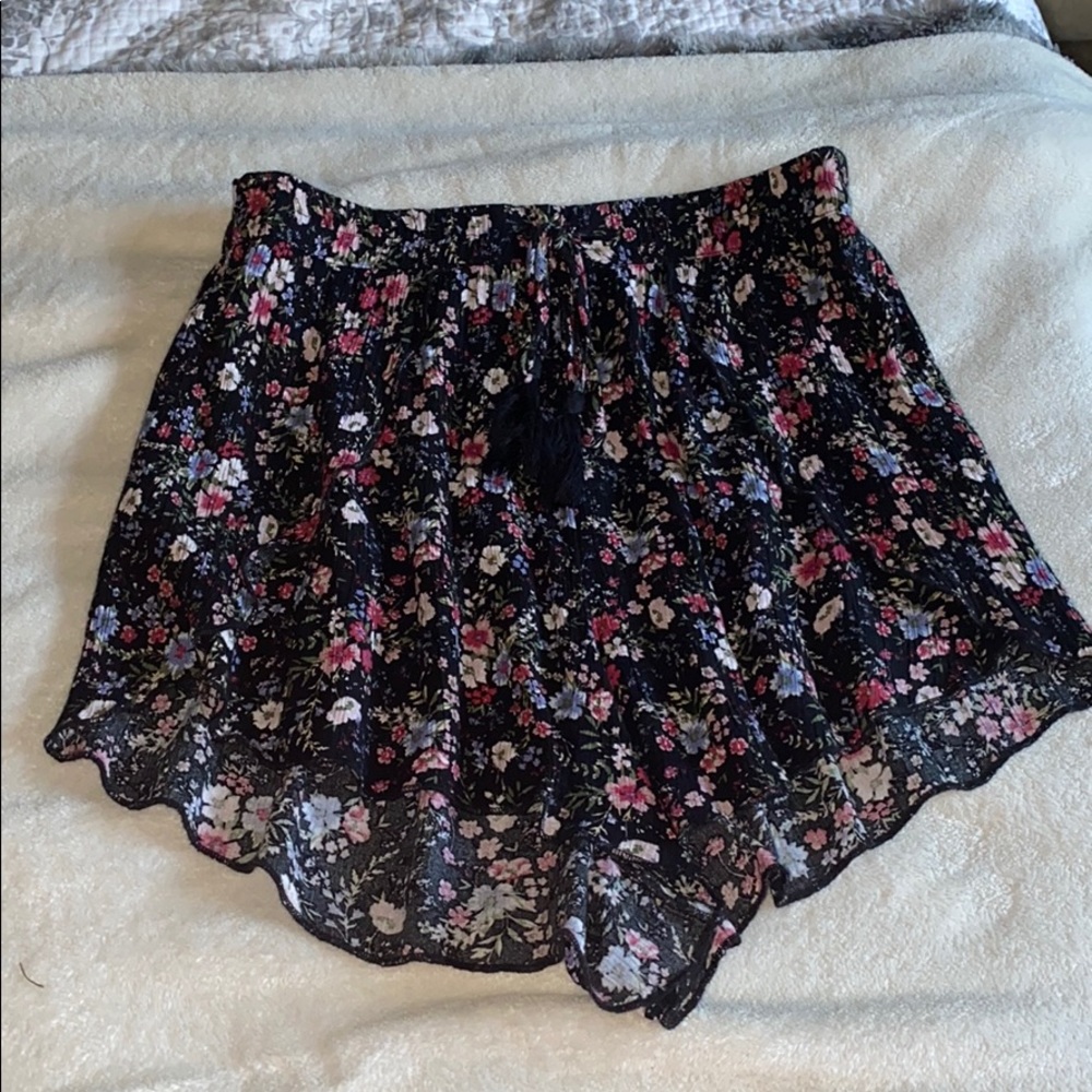 AE black flowy shorts